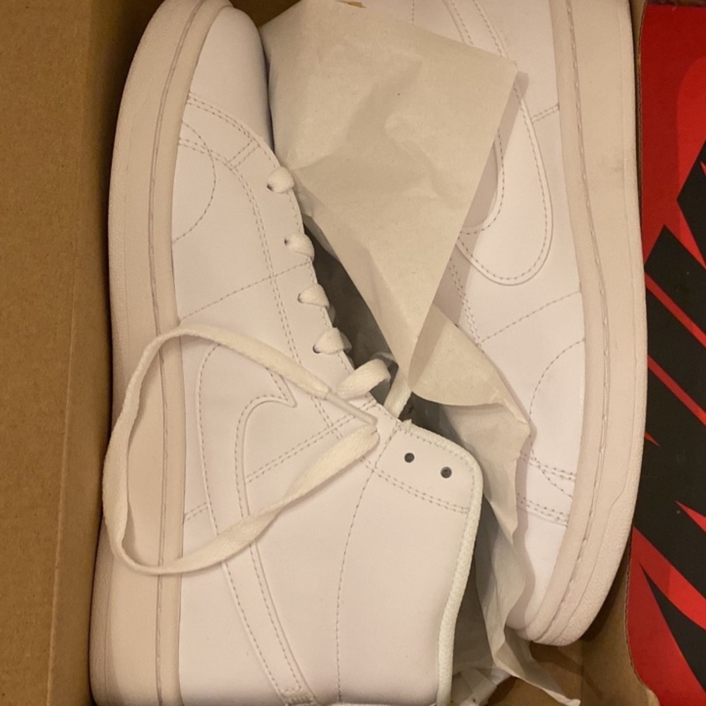 Nike court royale